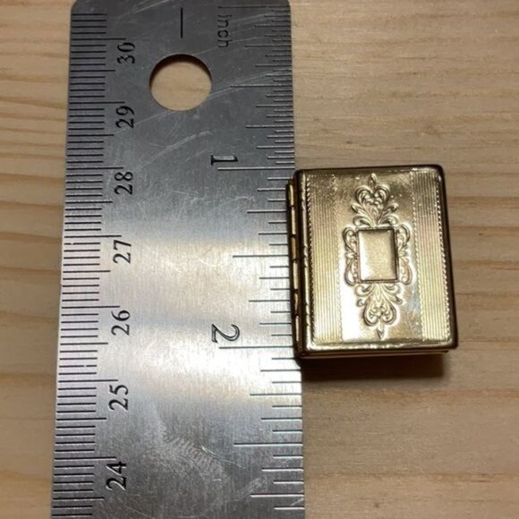 Vintage Gold-Tone Hinged Photo Locket Book Style Button Cover - Picture 3 of 6